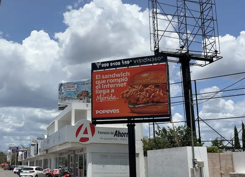 Parada de autobús con anuncio en pantalla digital